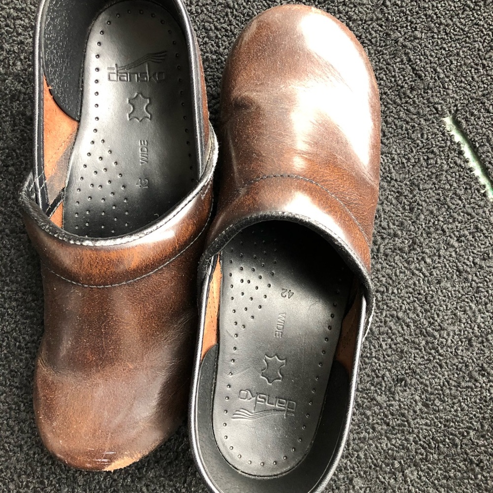 Brown Dansko wide clogs